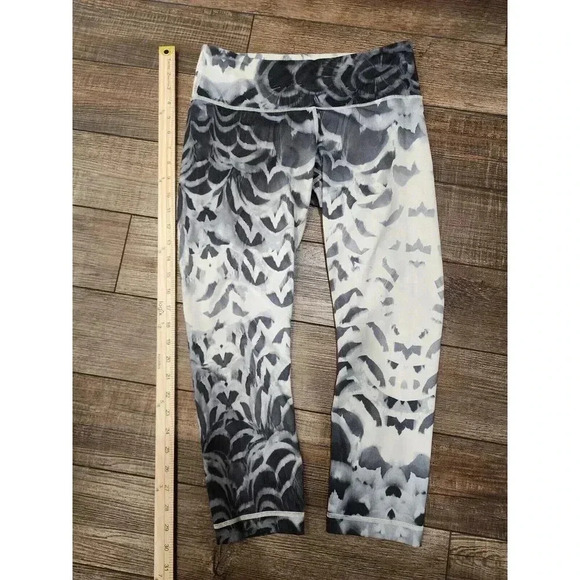 Lululemon Pants - Lululemon Leggings Womens Capris Size 6  Black White Gray
